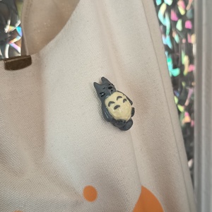 Totoro kitűző - ékszer - kitűző és bross - ruha & cipőklipsz - Meska.hu