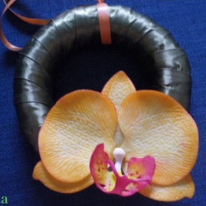 ajtódísz - zöld koszorú narancssárga agyag orchideával, Otthon & Életmód, Dekoráció, Ajtó- és ablak dekoráció, Ajtódísz & Kopogtató, Festett tárgyak, Kerámia, MESKA