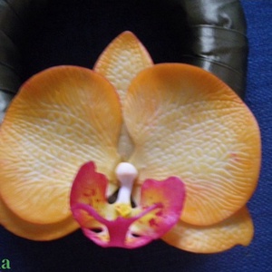 ajtódísz - zöld koszorú narancssárga agyag orchideával - otthon & életmód - dekoráció - ajtó- és ablak dekoráció - ajtódísz & kopogtató - Meska.hu