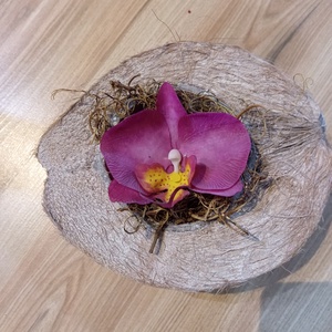 agyag orchidea fél kókuszdióban, Otthon & Életmód, Dekoráció, Asztal és polc dekoráció, Asztaldísz, Agyagozás, MESKA