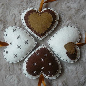 Filc szívek barna-fehér - Meska.hu