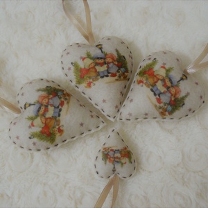 Karácsonyi mintás filc szívek - Meska.hu