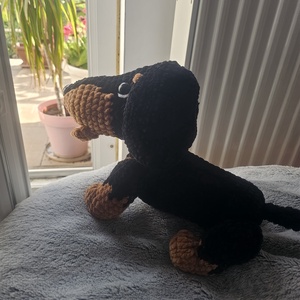 Horgolt baby tacskó - játék & sport - plüssállat & játékfigura - kutya - Meska.hu