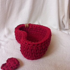 Horgolt szív alakú tároló - otthon & életmód - dekoráció - asztal és polc dekoráció - asztaldísz - Meska.hu