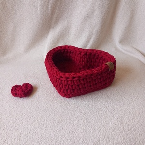 Horgolt szív alakú tároló - otthon & életmód - dekoráció - asztal és polc dekoráció - asztaldísz - Meska.hu