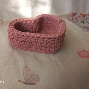 Horgolt szív alakú tároló - otthon & életmód - dekoráció - asztal és polc dekoráció - asztaldísz - Meska.hu