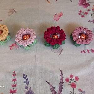 Horgolt kis virágok - otthon & életmód - virágdekoráció - virágdíszek - asztali virágdísz - Meska.hu