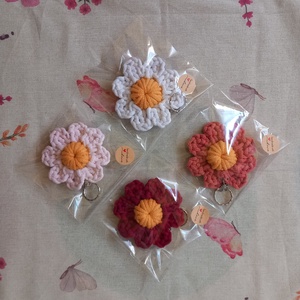 Horgolt virág kulcstartó/táskadísz - táska & tok - kulcstartó & táskadísz - kulcstartó - Meska.hu