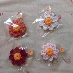 Horgolt virág kulcstartó/táskadísz - táska & tok - kulcstartó & táskadísz - kulcstartó - Meska.hu