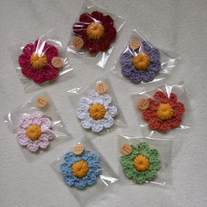Anyák napi horgolt virág kulcstartó/táskadísz - táska & tok - kulcstartó & táskadísz - kulcstartó - Meska.hu
