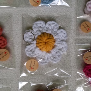 Anyák napi horgolt virág kulcstartó/táskadísz - táska & tok - kulcstartó & táskadísz - kulcstartó - Meska.hu