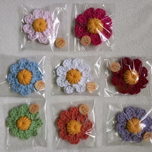 Anyák napi horgolt virág kulcstartó/táskadísz - táska & tok - kulcstartó & táskadísz - kulcstartó - Meska.hu