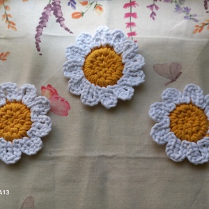 Horgolt margarétás poháralátét szett  - otthon & életmód - konyhafelszerelés, tálalás - tálalás - tányér- és poháralátét - Meska.hu