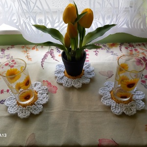 Horgolt margarétás poháralátét szett  - otthon & életmód - konyhafelszerelés, tálalás - tálalás - tányér- és poháralátét - Meska.hu