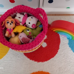 Horgolt szívárványos játéktároló  - baba - mama - babaszobabútor - játéktároló - Meska.hu