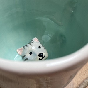 SZÜRKE CIRMOS CICA - kukucskáló bögre - Meska.hu