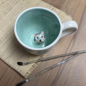 SZÜRKE CIRMOS CICA - kukucskáló bögre - otthon & életmód - konyhafelszerelés, tálalás - tálalás - bögre & csésze - Meska.hu