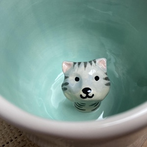 SZÜRKE CIRMOS CICA - kukucskáló bögre - otthon & életmód - konyhafelszerelés, tálalás - tálalás - bögre & csésze - Meska.hu