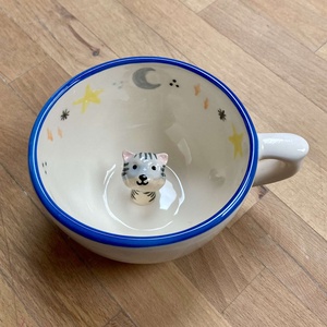 CICA 2.0 - kukucskáló bögre - Meska.hu