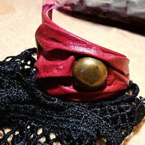 Bordó bőrkarkötő réz díszítésse - Meska.hu