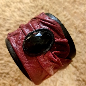 Fekete bordó bőrkarkö fazettált gyöggel, Ékszer, Karkötő, Gyöngyös karkötő, Ékszerkészítés, Újrahasznosított alapanyagból készült termékek, MESKA