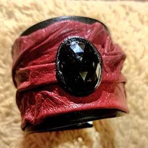 Fekete bordó bőrkarkö fazettált gyöggel - ékszer - karkötő - gyöngyös karkötő - Meska.hu