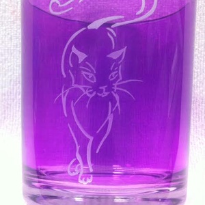 Cicás ,kézzel gravírozott  lila üvegpohár -  - Meska.hu