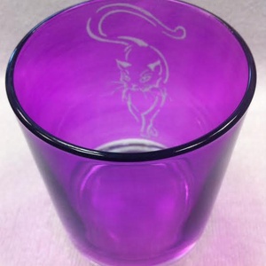 Cicás ,kézzel gravírozott  lila üvegpohár -  - Meska.hu