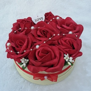 Rózsabox piros színű virágokkal - otthon & lakás - dekoráció - virágdísz és tartó - csokor & virágdísz - Meska.hu