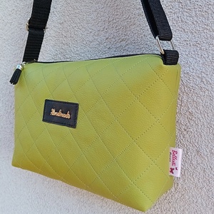 Kiwi színű női válltáska steppelt mintával 25x17 cm - táska & tok - kézitáska & válltáska - vállon átvethető táska - Meska.hu