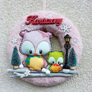 Karácsonyi ajtódísz, kopogtató baglyokkal - rózsaszín, Karácsony, Karácsonyi lakásdekoráció, Karácsonyi ajtódíszek, Varrás, Mindenmás, MESKA