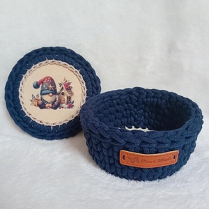 Karácsonyi horgolt fedeles kosárka, manós, sötétkék - otthon & életmód - tárolás & rendszerezés - tárolókosár - Meska.hu Karácsonyi horgolt fedeles kosárka, manós, sötétkék - otthon & életmód - tárolás & rendszerezés - tárolókosár - Meska.hu