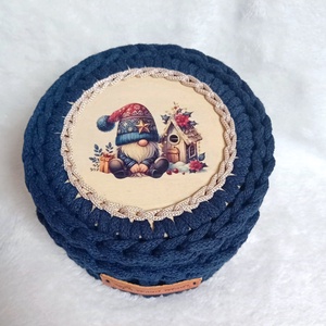 Karácsonyi horgolt fedeles kosárka, manós, sötétkék - otthon & életmód - tárolás & rendszerezés - tárolókosár - Meska.hu Karácsonyi horgolt fedeles kosárka, manós, sötétkék - otthon & életmód - tárolás & rendszerezés - tárolókosár - Meska.hu