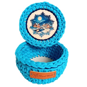 Karácsonyi horgolt fedeles kosárka, havas táj, kék - otthon & életmód - tárolás & rendszerezés - tárolókosár - Meska.hu