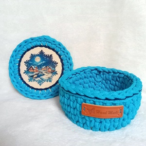 Karácsonyi horgolt fedeles kosárka, havas táj, kék - otthon & életmód - tárolás & rendszerezés - tárolókosár - Meska.hu