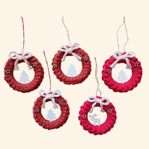 Makramé karácsonyfadíszek, télapó, szivárvány, koszorú - karácsony - karácsonyi lakásdekoráció - karácsonyfadíszek - Meska.hu