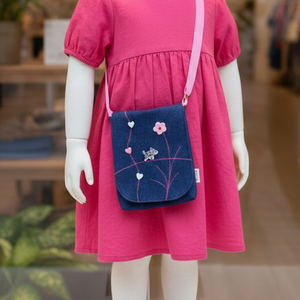 Gyerek farmer oldaltáska válltáska cicával és szívecskékkel - táska & tok - kézitáska & válltáska - vállon átvethető táska - Meska.hu