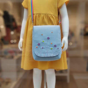 Gyerek farmer oldaltáska válltáska  színes virágokkal pillangókkal - táska & tok - kézitáska & válltáska - vállon átvethető táska - Meska.hu