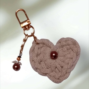Táskadísz kulcstartó horgolt szívvel angyalkával, bézs - Meska.hu