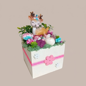 Tavaszi, nyári, ünnepi asztaldísz - kék és rózsaszínű virágokkal, őzikével I., Otthon & Életmód, Virágdekoráció, Virágdíszek, Asztali virágdísz, Mindenmás, Virágkötés, MESKA