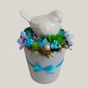 Tavaszi, nyári, ünnepi asztaldísz - kék és lila színű virágokkal, madárkával, Otthon & Életmód, Virágdekoráció, Virágdíszek, Virágdísz kaspóban, Mindenmás, Virágkötés, MESKA