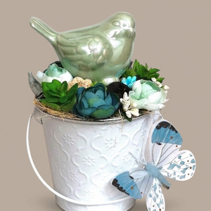 Tavaszi, nyári, ünnepi asztaldísz - kék és menta színű virágokkal, madárkával, Otthon & Életmód, Virágdekoráció, Virágdíszek, Virágdísz kaspóban, Mindenmás, Virágkötés, MESKA