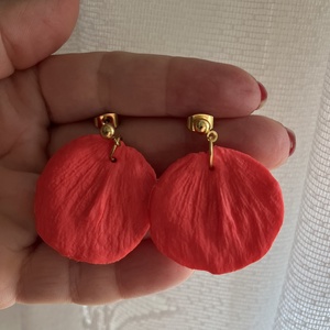 Virágszirom alakú polymer clay, süthető gyurma fülbevaló - ékszer - fülbevaló - lógó fülbevaló - Meska.hu