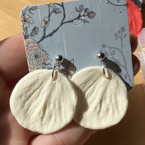 Virágszirom alakú polymer clay, süthető gyurma fülbevaló - ékszer - fülbevaló - lógó fülbevaló - Meska.hu