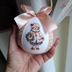 Keresztszemes hímzéssel díszített karácsonyi gömb, Karácsony, Karácsonyi lakásdekoráció, Karácsonyfadíszek, Hímzés, MESKA