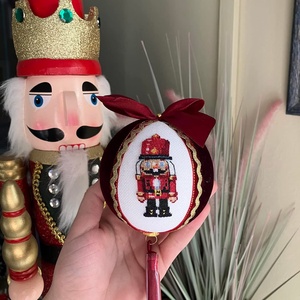 Keresztszemes hímzéssel díszített karácsonyi gömb, Otthon & Életmód, Dekoráció, Fali és függő dekoráció, Függődísz, Hímzés, MESKA