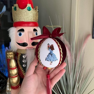 Keresztszemes hímzéssel díszített karácsonyi gömb - Meska.hu
