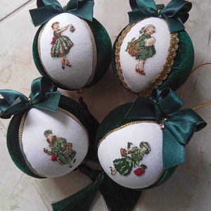 Keresztszemes hímzéssel díszített karácsonyi gömb szett - Meska.hu
