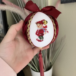 Keresztszemes hímzéssel díszített karácsonyi gömb, Otthon & Életmód, Dekoráció, Fali és függő dekoráció, Függődísz, Hímzés, MESKA