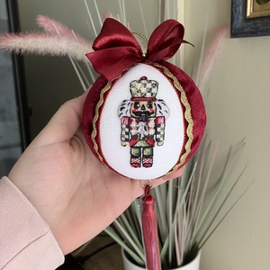 Keresztszemes hímzéssel díszített karácsonyi gömb - Meska.hu